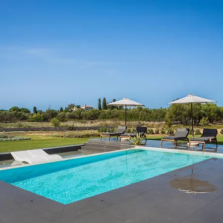 Helios Luxury Villas *